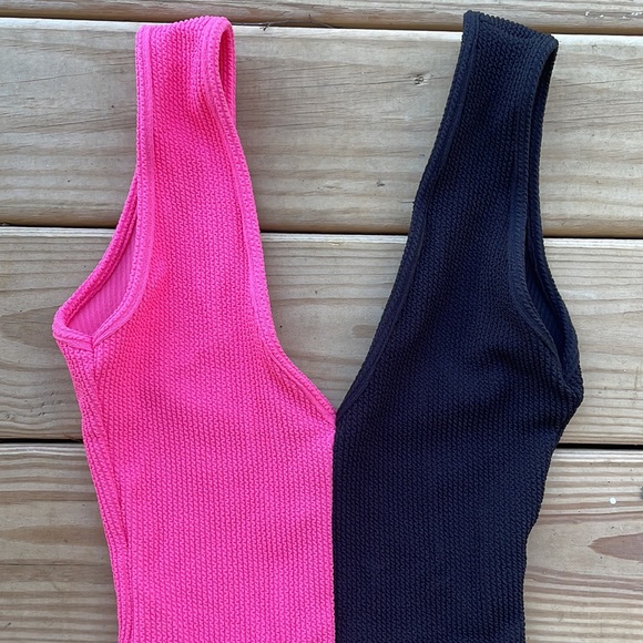 PLT Contrast V-Neck Crinkle One Piece - Picture 2 of 5